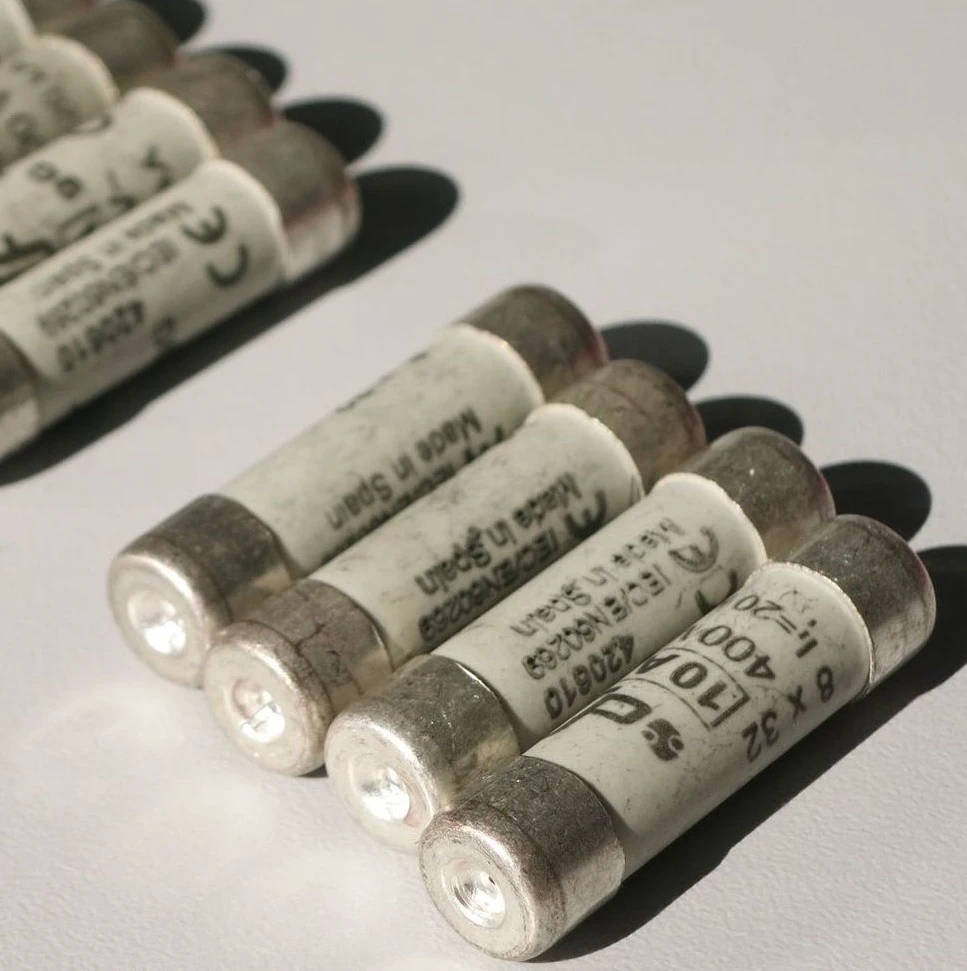fusible miniature dfelectric